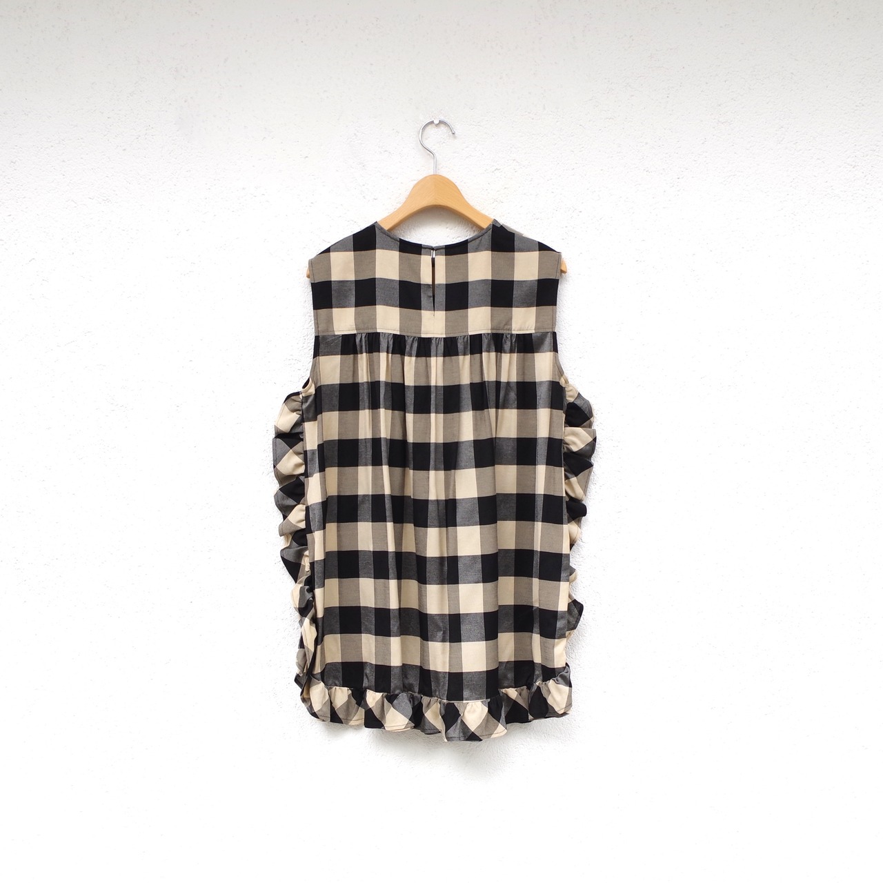 Pale Jute  Block check no-sleeve blouse