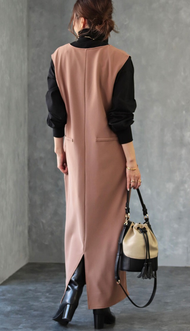 Vネックノースリワンピース