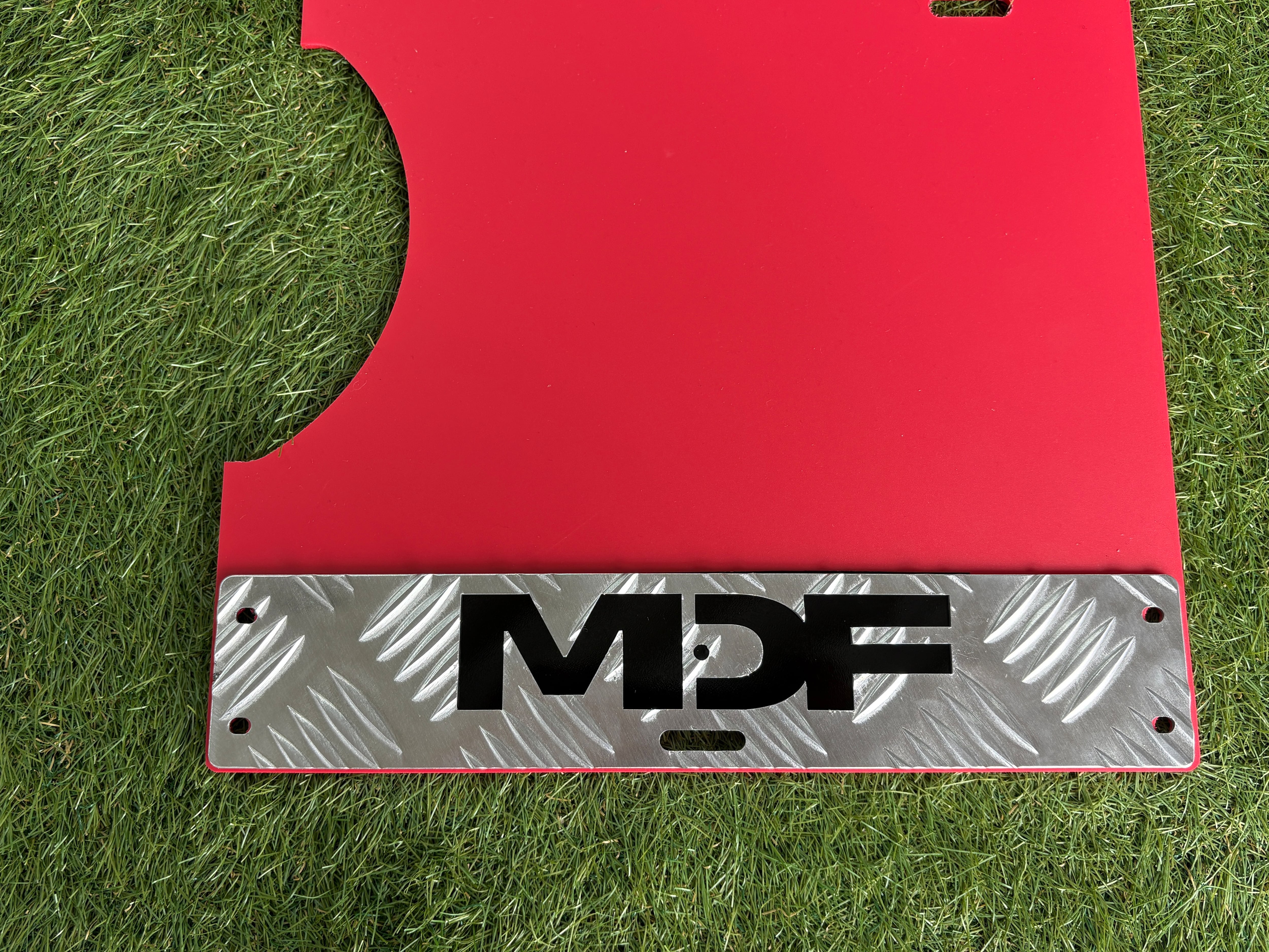 MDF 26型 デリカD:5専用オリジナルマッドフラップ（レッド×ブラック