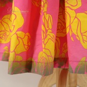 フラダンス 衣装 Pink Lei パウスカート ピンク系 バラ柄 ロケラニ 花柄 植物柄 ハワイアンプリント ハワイアン アロハ フラ ダンス レッスン 練習 ハワイアンダンス 黄 青 緑 イエロー系 ブルー系 カーキ系 シングル スカート フレア 華やか 鮮やか かわいい おしゃれ カラフル ふんわり