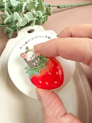 ブローチ『だるだるさん イチゴに乗って』