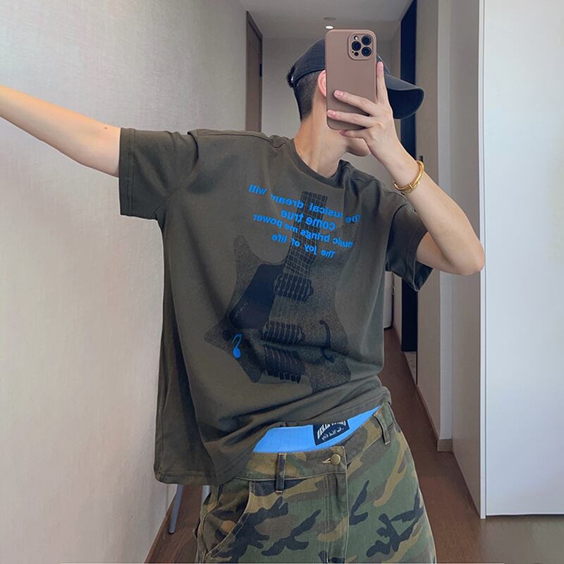 dannyandzeeギタープリントカーキグリーンの半袖Tシャツ