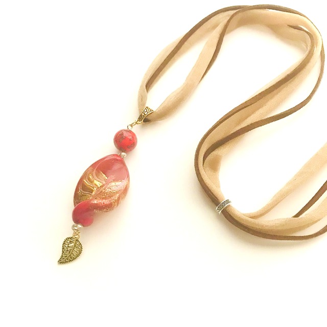 レッドエリカリーフネックレス