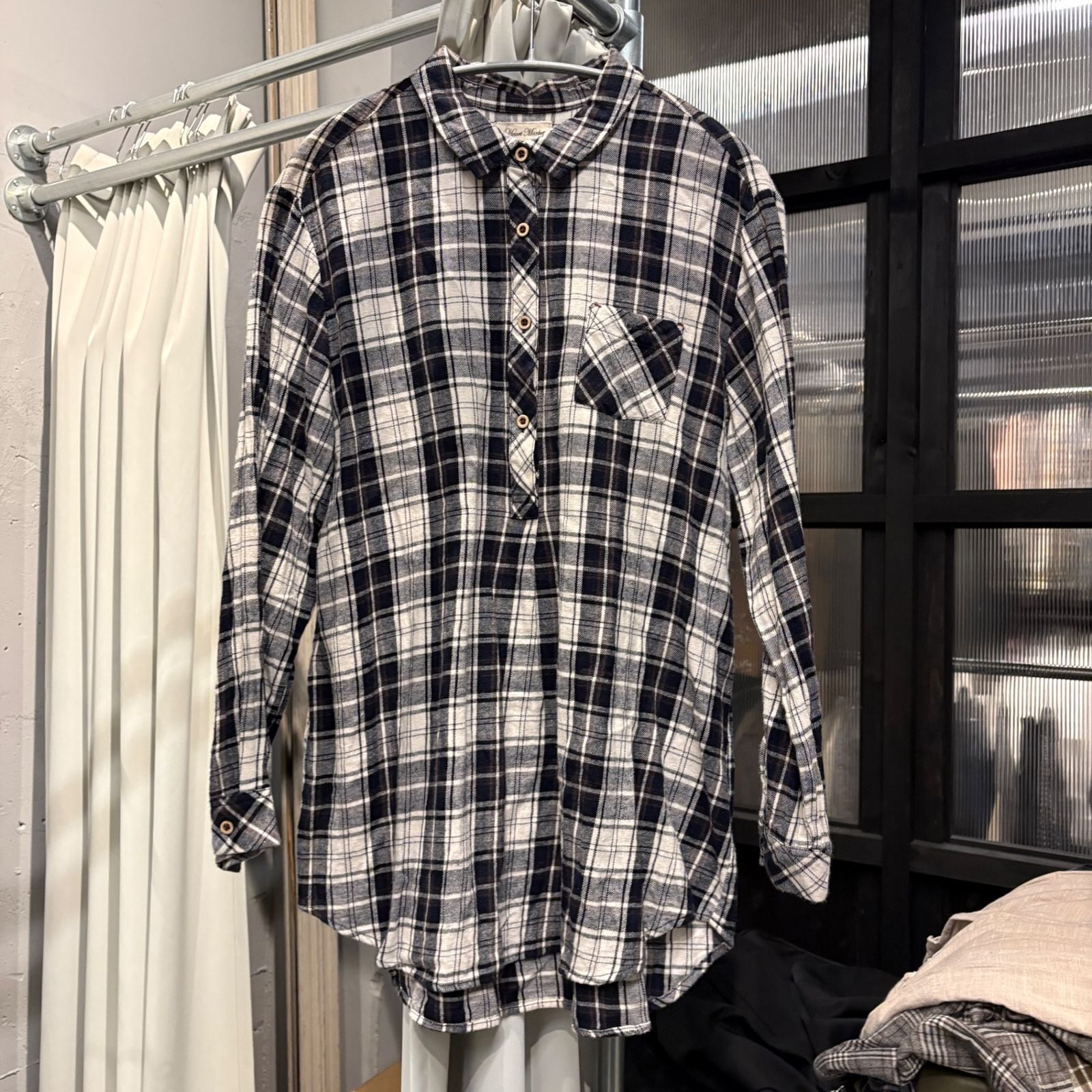 44 ヴェルサーチェ VERSACE 総柄　ノースリーブ トップス シャツ　黄 44 ヴェルサーチェ VERSACE 総柄 ノースリーブ トップス シャツ 黄