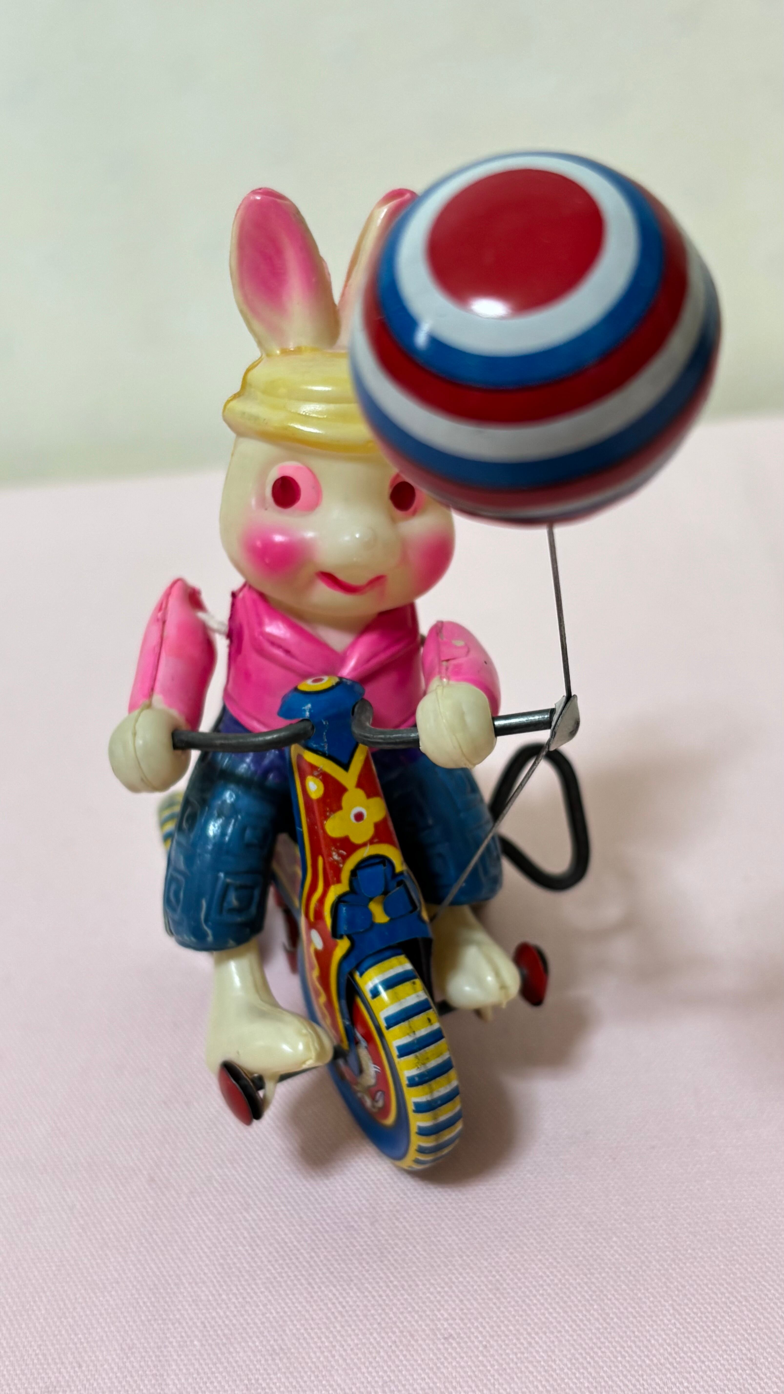 1930～1950s　ヴィンテージ　ボーイスカウト　人形　フィギュア　セルロイド 1950年代 ブリキとセルロイド 三輪車に乗っているうさぎ | momotaro