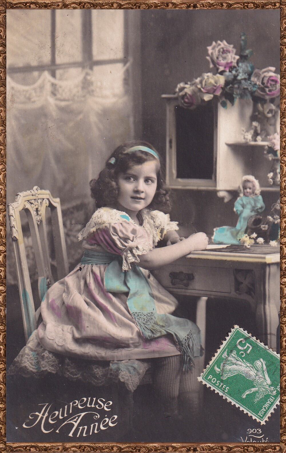 Antique postcard イースターのウサギとお揃いワンピースの可愛い少女