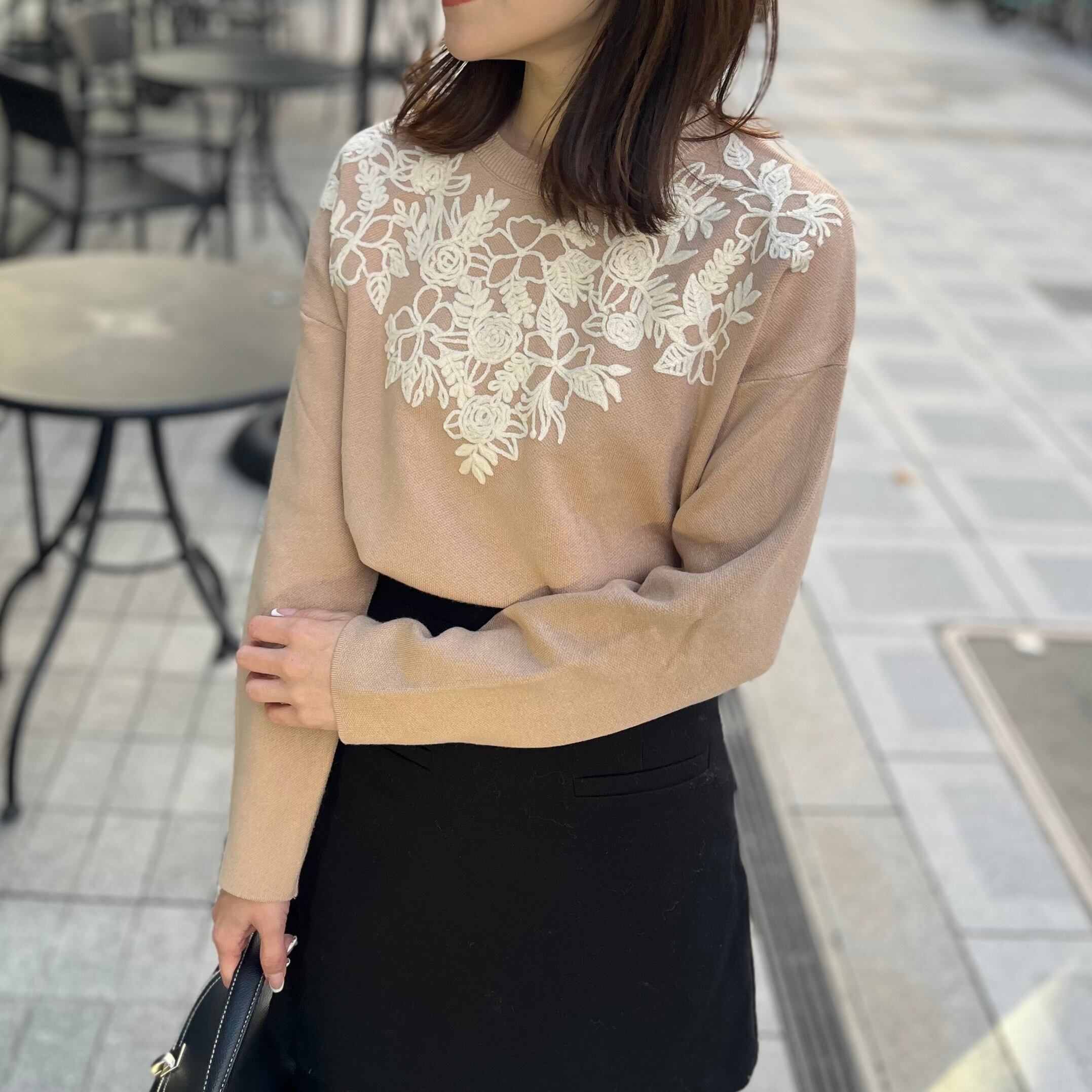 刺繍入りニットプルオーバー［40011］ | conforobe(コンフォローブ)