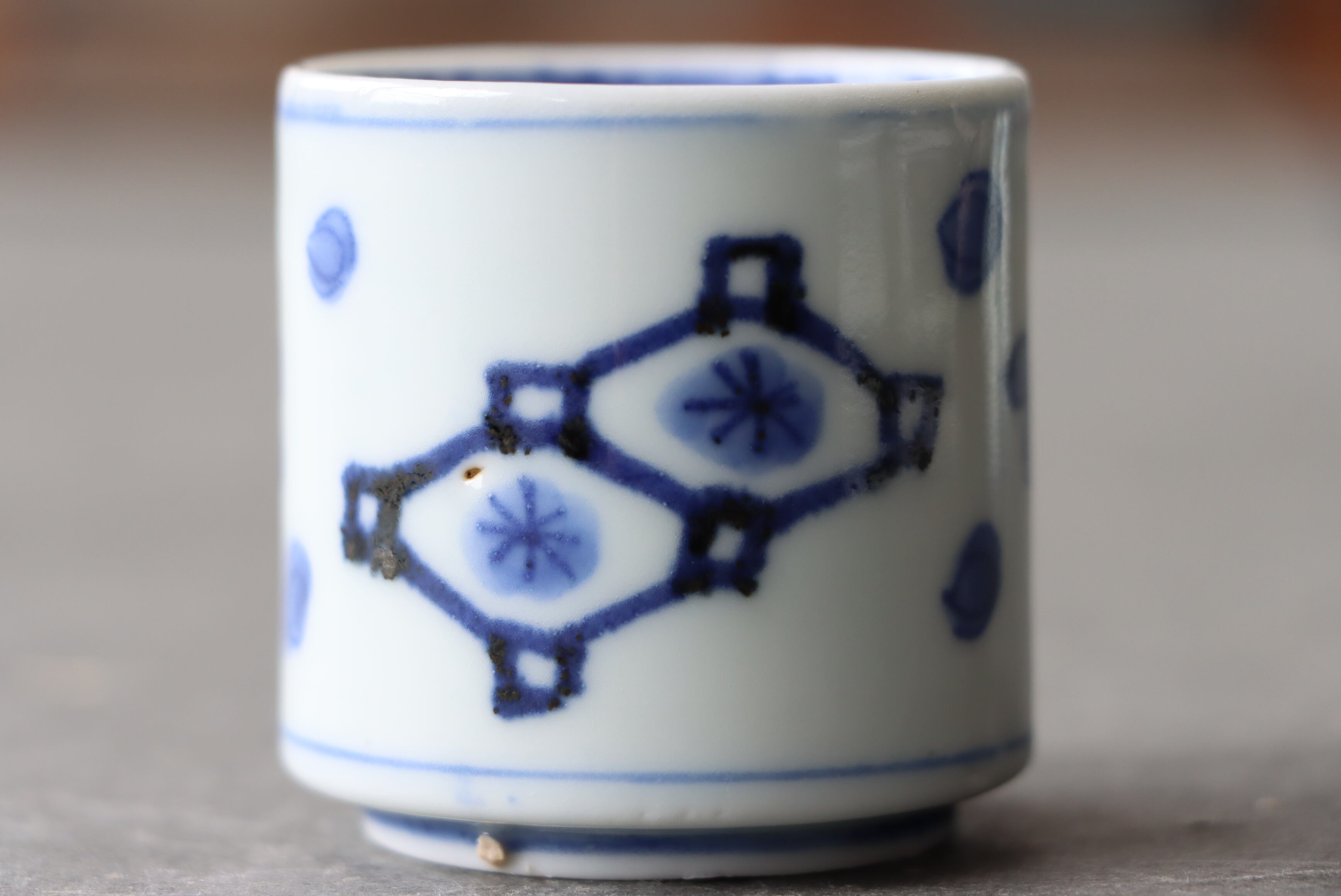古伊万里 染付 花亀甲文 覗き猪口/Blue and white cup | (有)新原美術