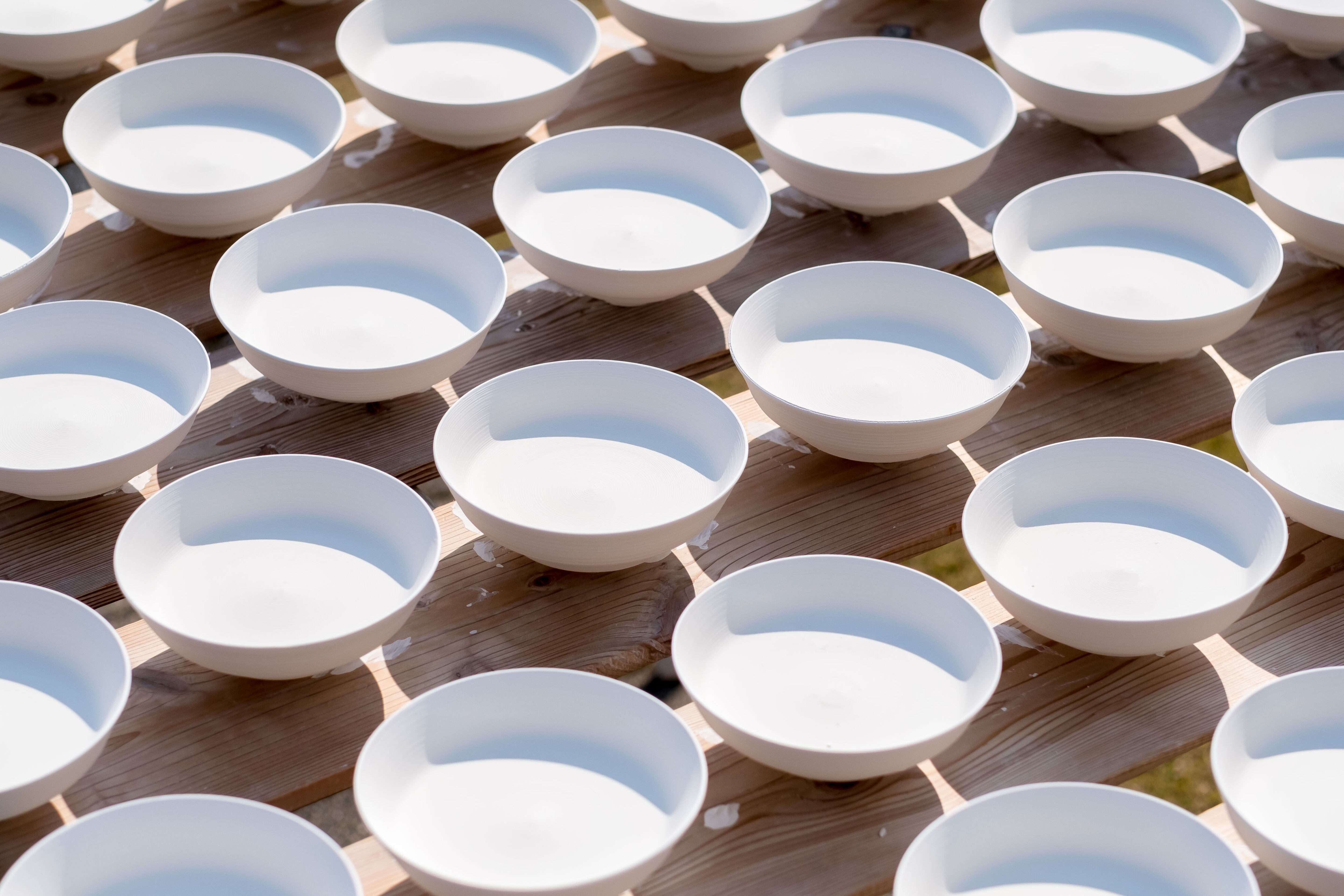 井上萬二作 白磁 染牡丹彫文 皿 食器 井上萬ニ 皿 白磁牡丹彫文｜トレファクONLINE