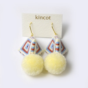 kincot　糸巻きポンポンピアス（オフホワイト）