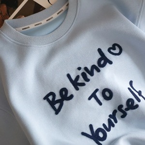 秋英字柄カジュアルトレーナー