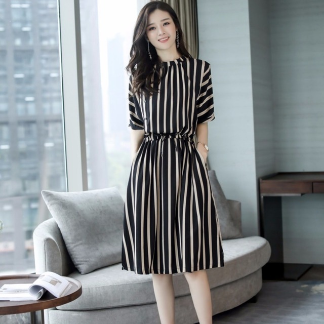 ワンピース レディース 送料無料 フレアワンピース 立ち襟 スタンドカラー クルーネック ファスナー 五分袖 5分袖 ハイウエスト ウエストマーク 体型カバー 脚長 細見え スタイルアップ ミディ丈 ミディアム丈 ブラック ホワイト ストライプ柄 縞模様 バイカラー フェミニン きれいめ 上品 エレガント 大人女子 大人可愛い おしゃれ お洒落 シック モダン スタイリッシュ ファッショナブル かわいい カジュアル ガーリー キュート 春服 秋服 おでかけ デート 普段使い 重ね着 着回し 20代 30代