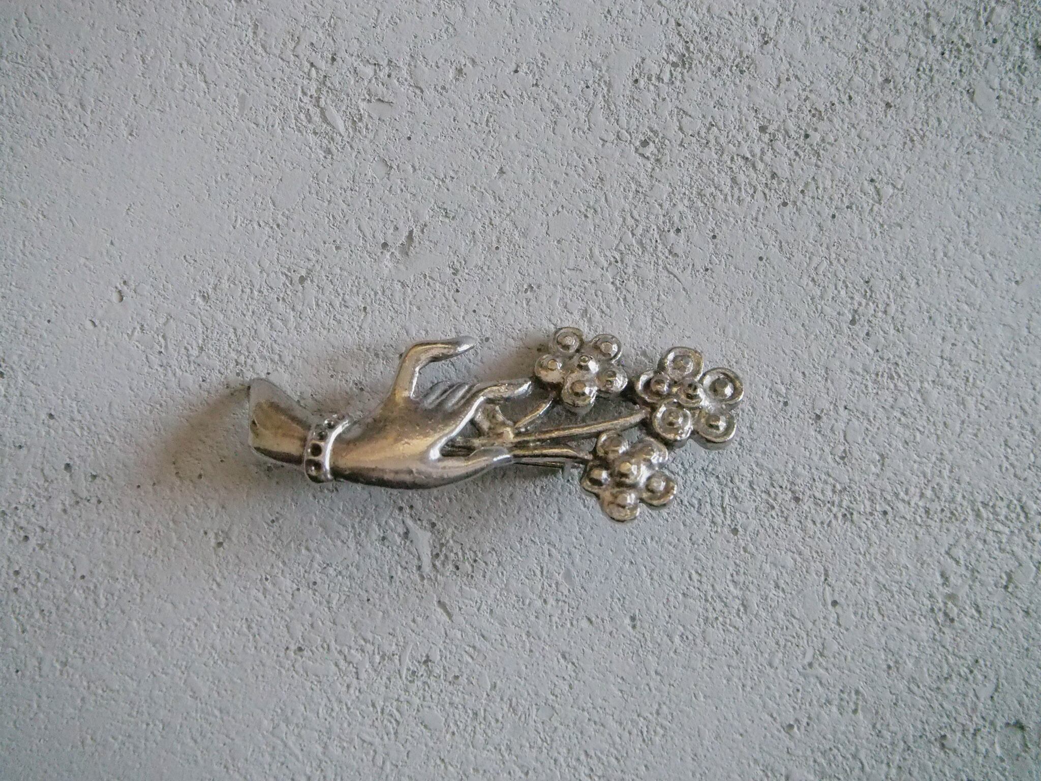 アンティークアイボリーハンドモチーフフラワーブローチ