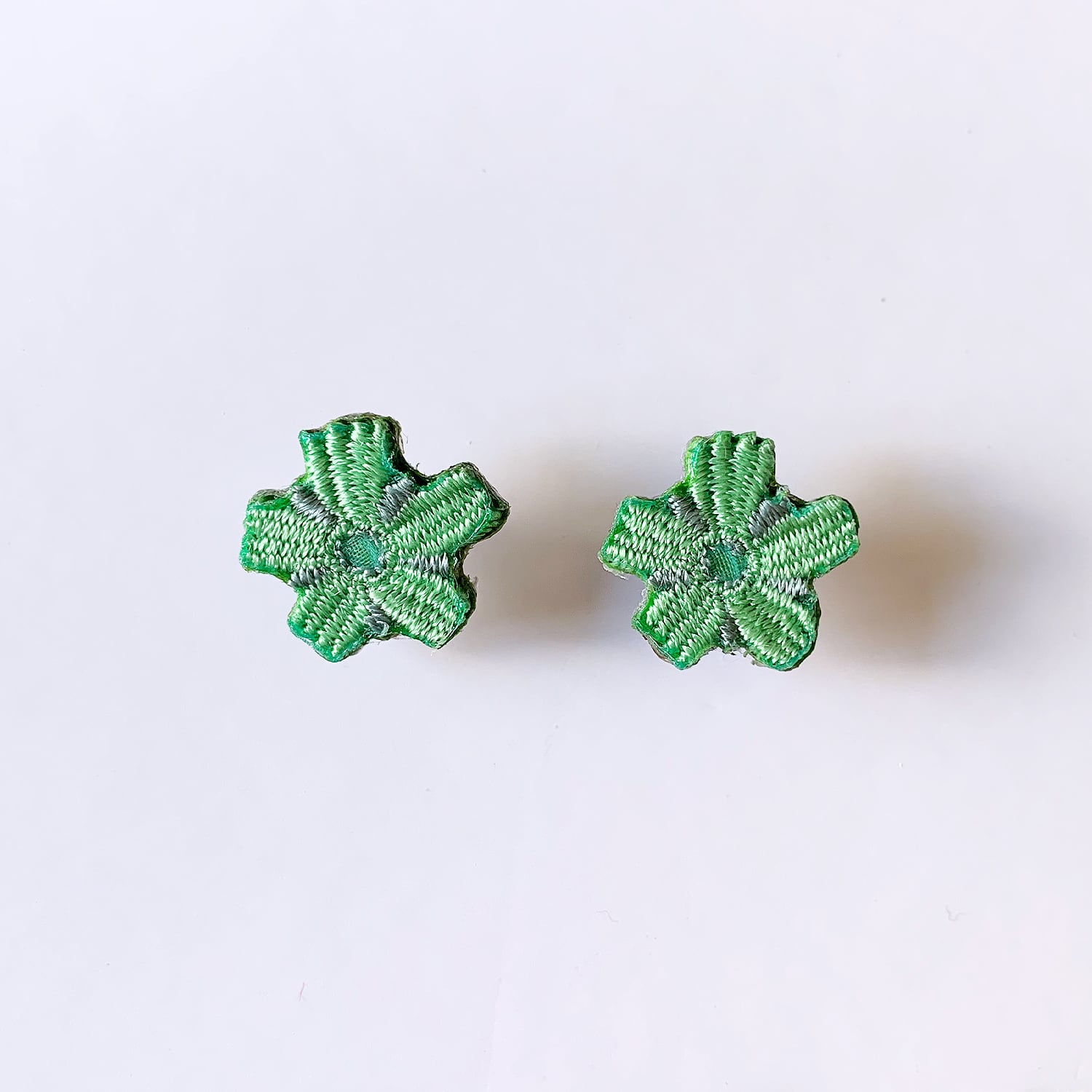 刺繍イヤリング・ピアスga.la (e-204・p-204)4色