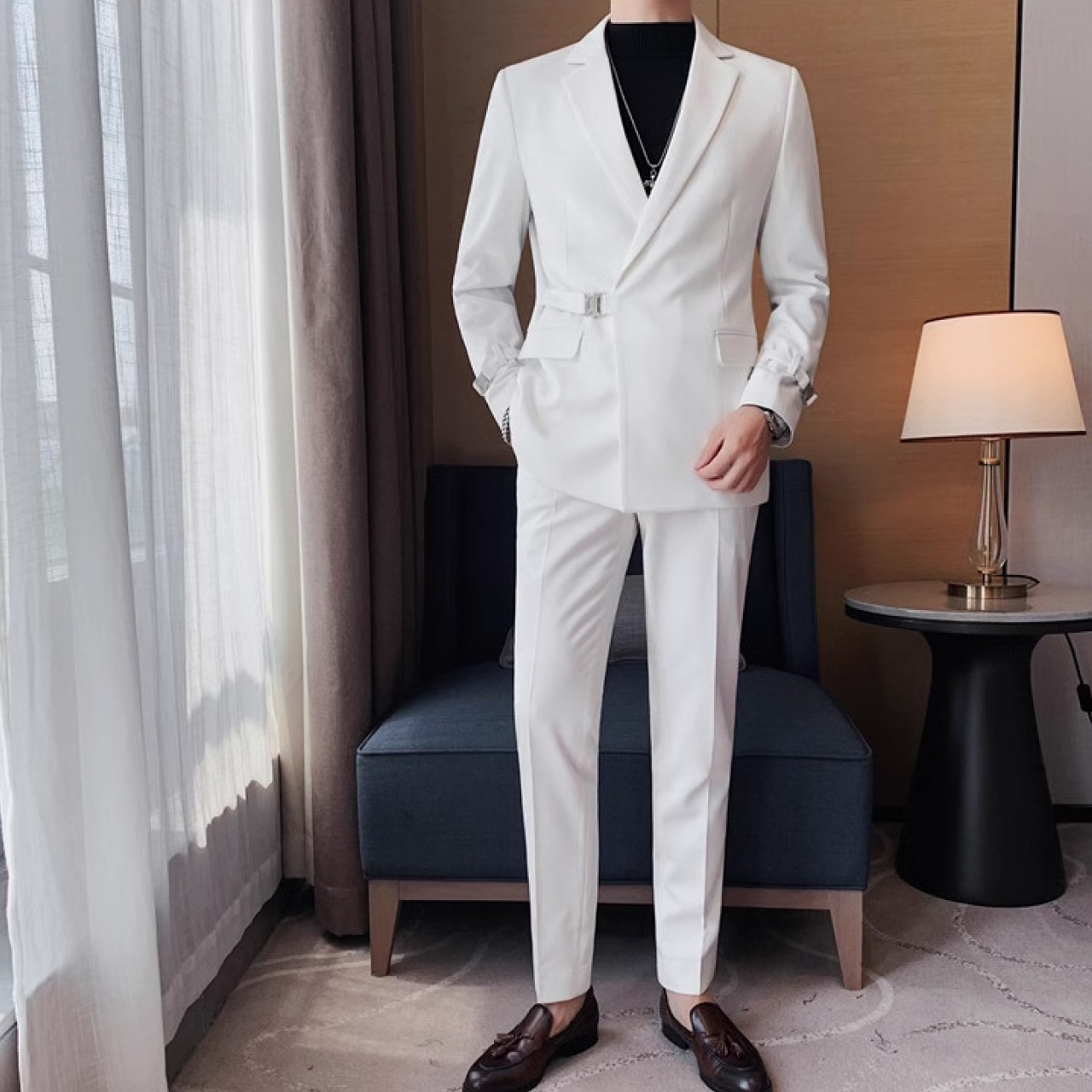 英国風の上品さとエレガンスを兼ね備えたサイドボタンスーツ　SU026