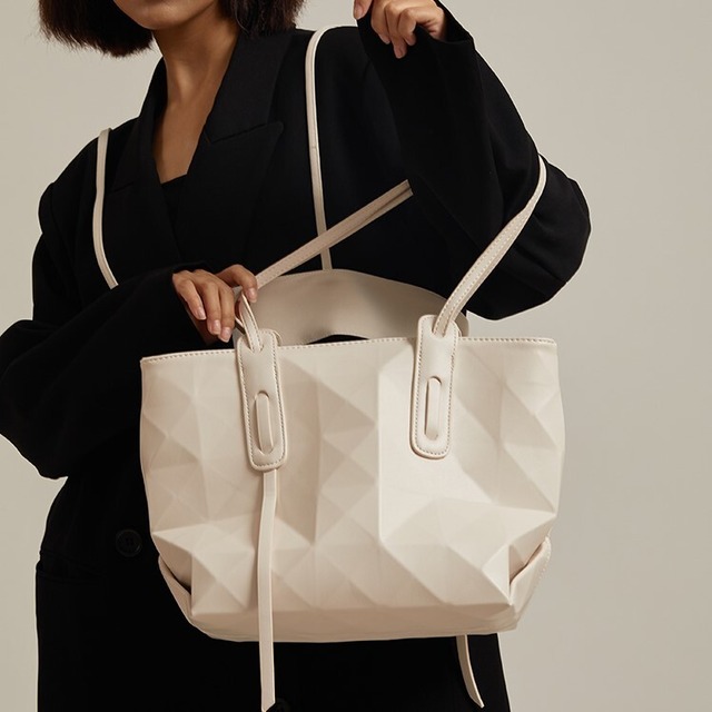 2色 ショルダーバッグ レディース 手持ちバッグ 手持ちカバン 手提げ 肩掛け 大人 カジュアル かわいい おしゃれ 通勤 旅行 スクエア 四角 大人可愛い きれいめ シンプル カジュアル 大人 上品 おしゃれ お洒落 かっこいい クラシカル エレガント 無地 黒 ブラック 白 ホワイト こなれ感 ラフ ラブリー キュート ガーリー クール モード系 セクシー モダン 存在感 とろみ感 抜け感 春 夏 秋 冬 オールシーズン シーズンレス 誕生日 謝恩会 結婚式 二次会 母の日 ハロウィン クリスマス