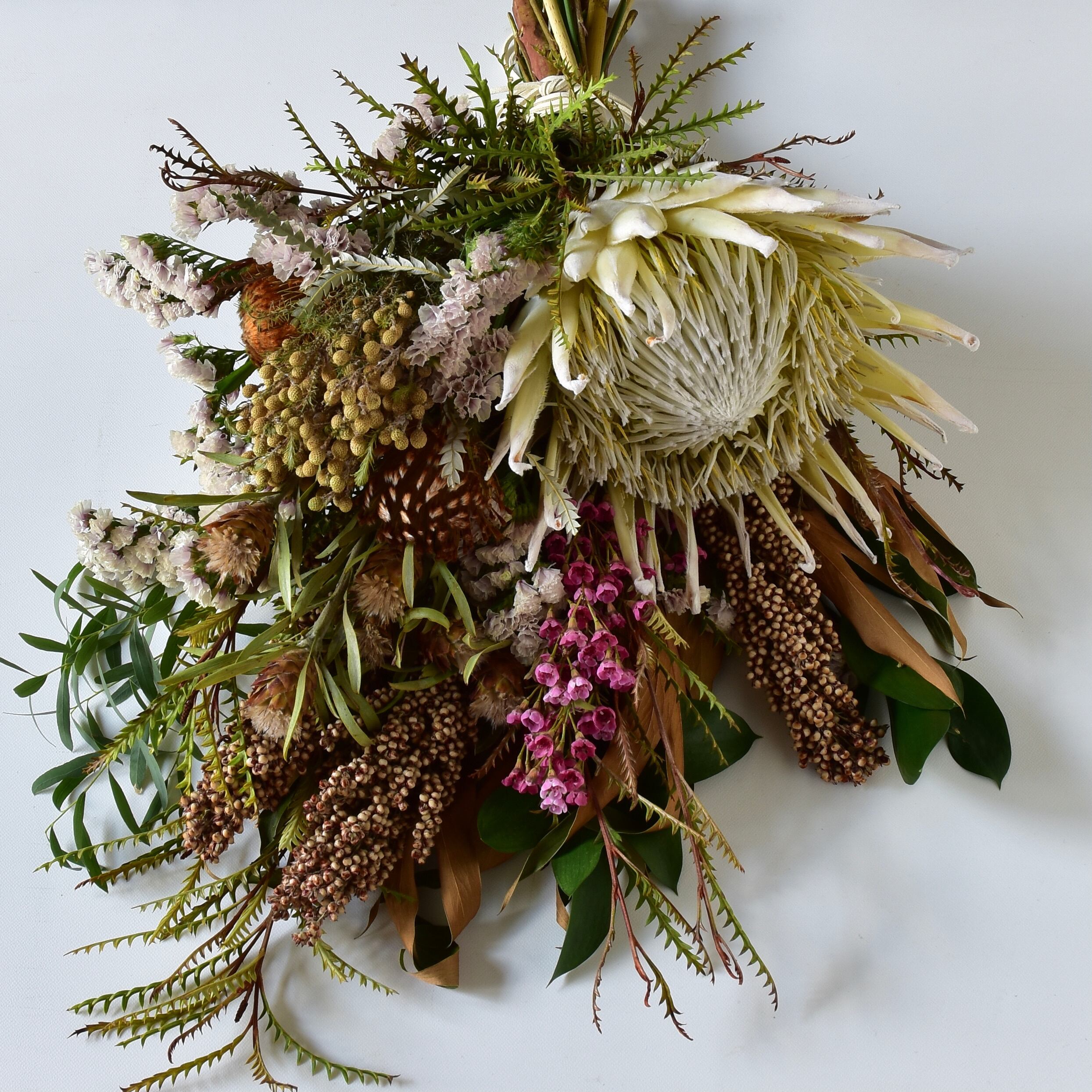 キングプロテアと枝物ナンキンハゼのシンプルスワッグ ⁡, 