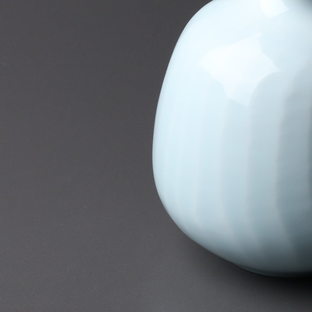 0305 青磁鎬文花入れ | 有田焼 白磁・青磁 佳秀窯 西山 正 公式