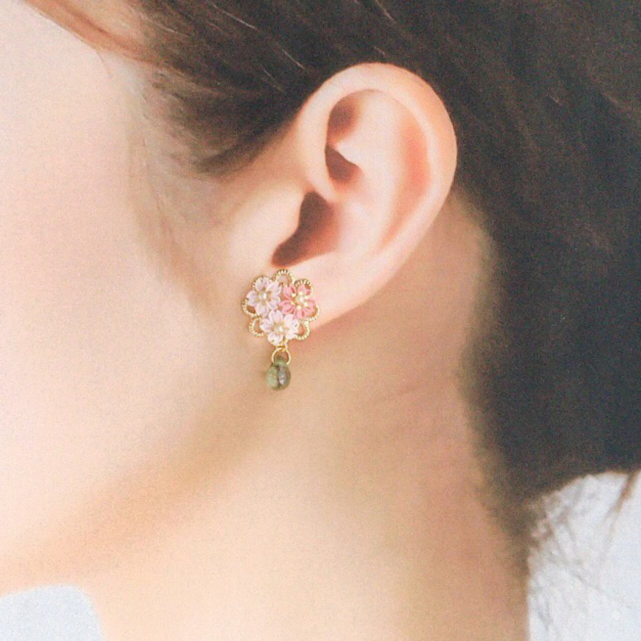 つまみ細工 桜の花かご ピアス イヤリング 】---- フラワー/誕生日