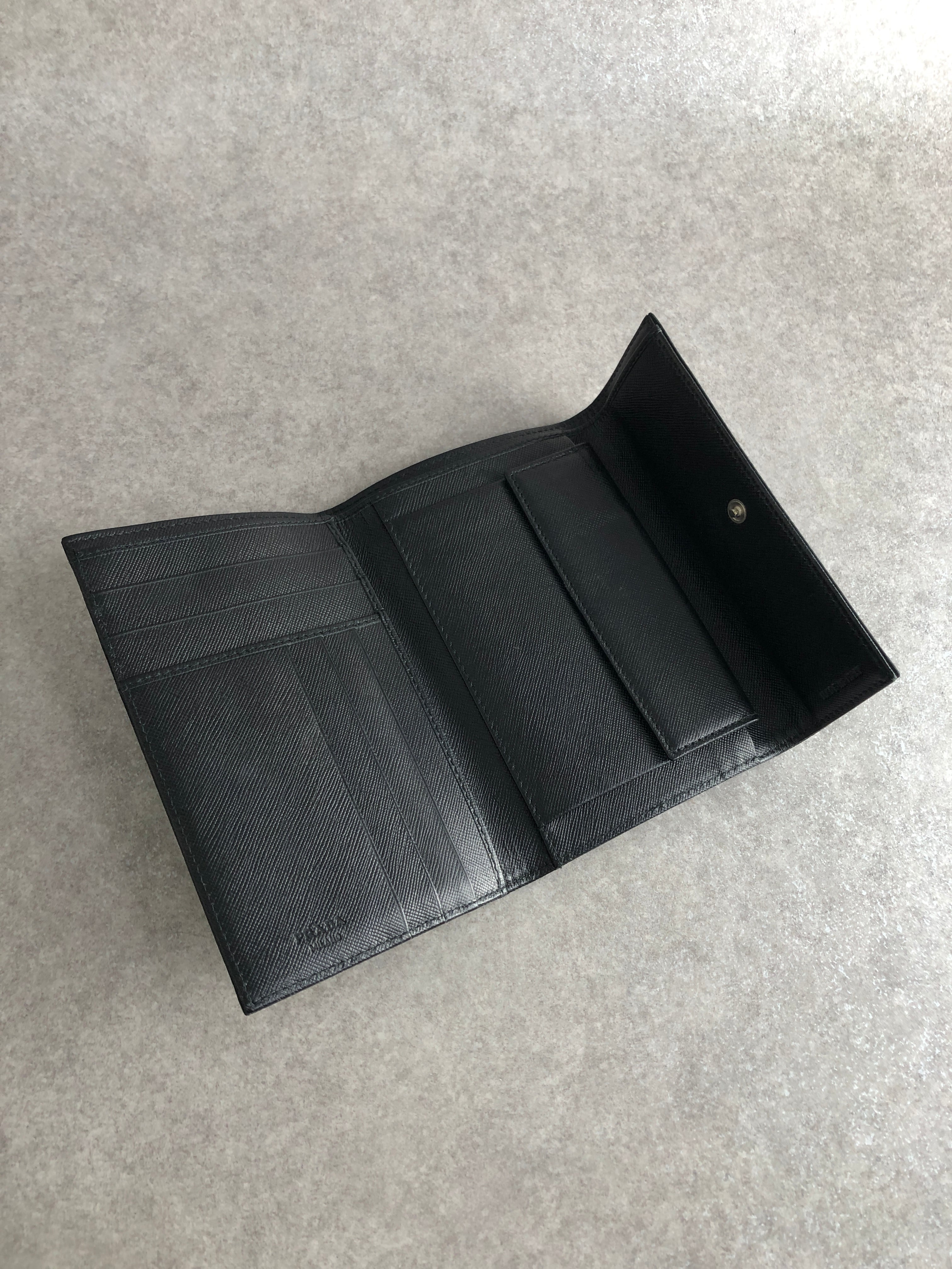 PRADA 三つ折り財布 ブラック PRADA プラダ 財布 ブラック トライアングルロゴ レザー 3つ折り