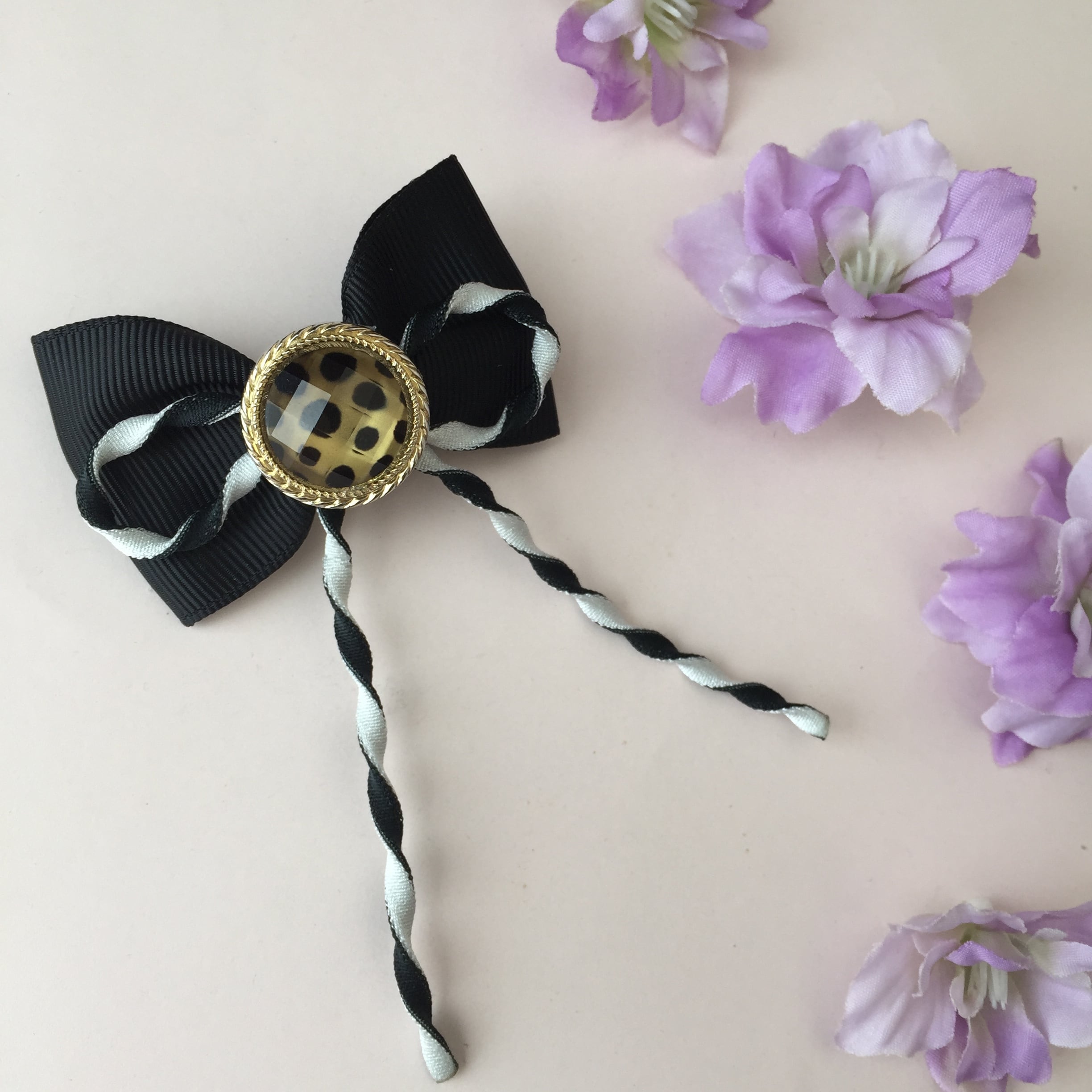 カメオ×引き揃え糸のお花とヴィンテージボタンのバレッタ カメオ×引き揃え糸のお花とヴィンテージボタンのバレッタ