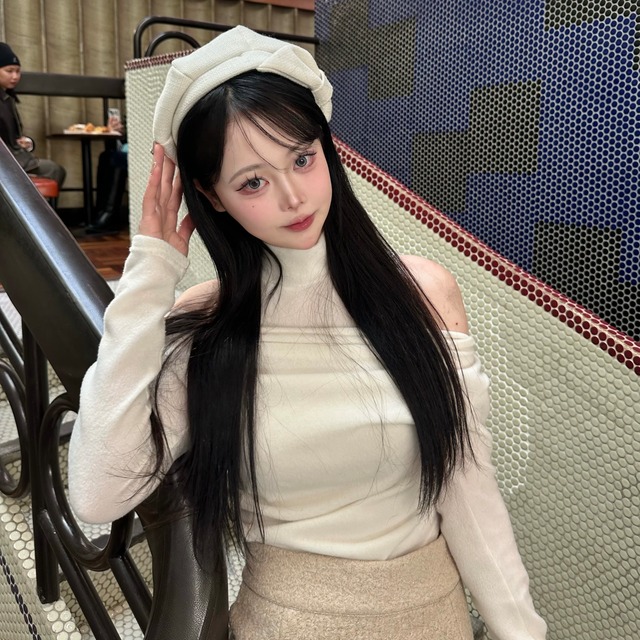 タートルネックオフショルニット