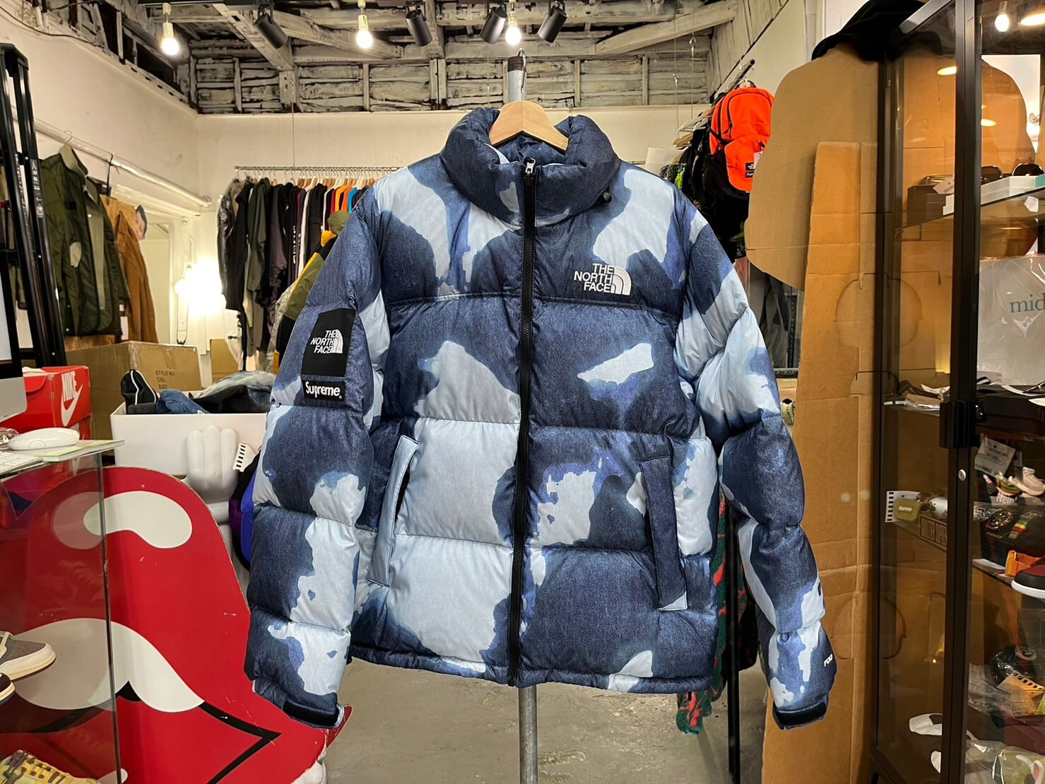 Supreme × THE NORTH FACE BLEACHED DENIM PRINT NUPTSE JACKET BLUE 