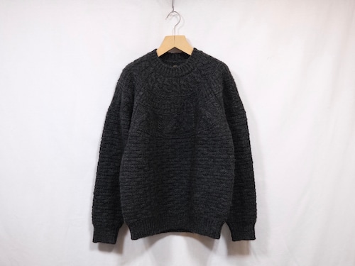 BATONER” Men’sSPREAD ARAN CREW NECK CHARCOAL”