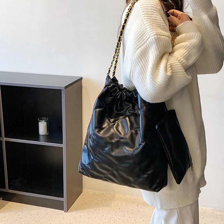 キルティングレザーバッグ】ショルダーバッグ ポーチ付き 巾着型