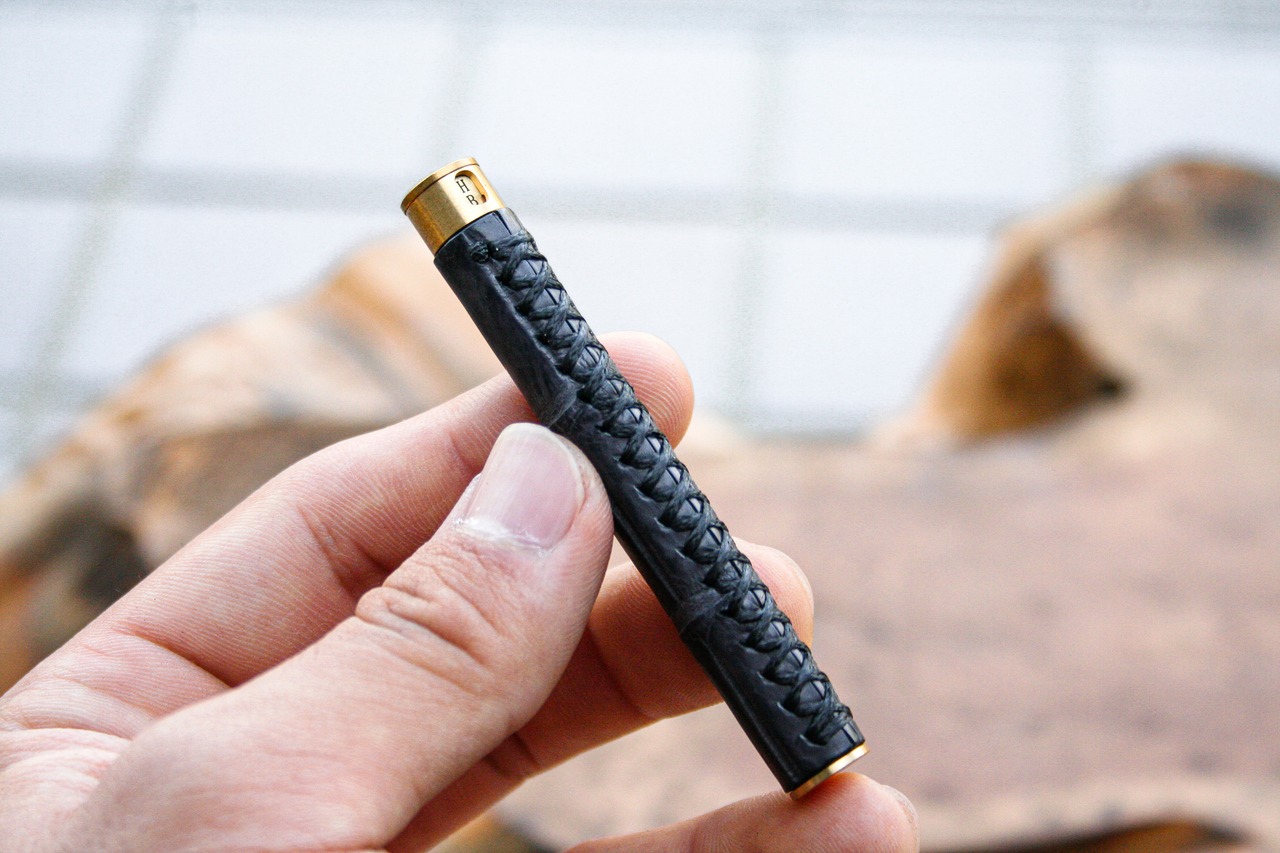 ★不定期販売★ 新型  硬度表示窓付き革軸芯ケース【クロコダイル マットブラック】