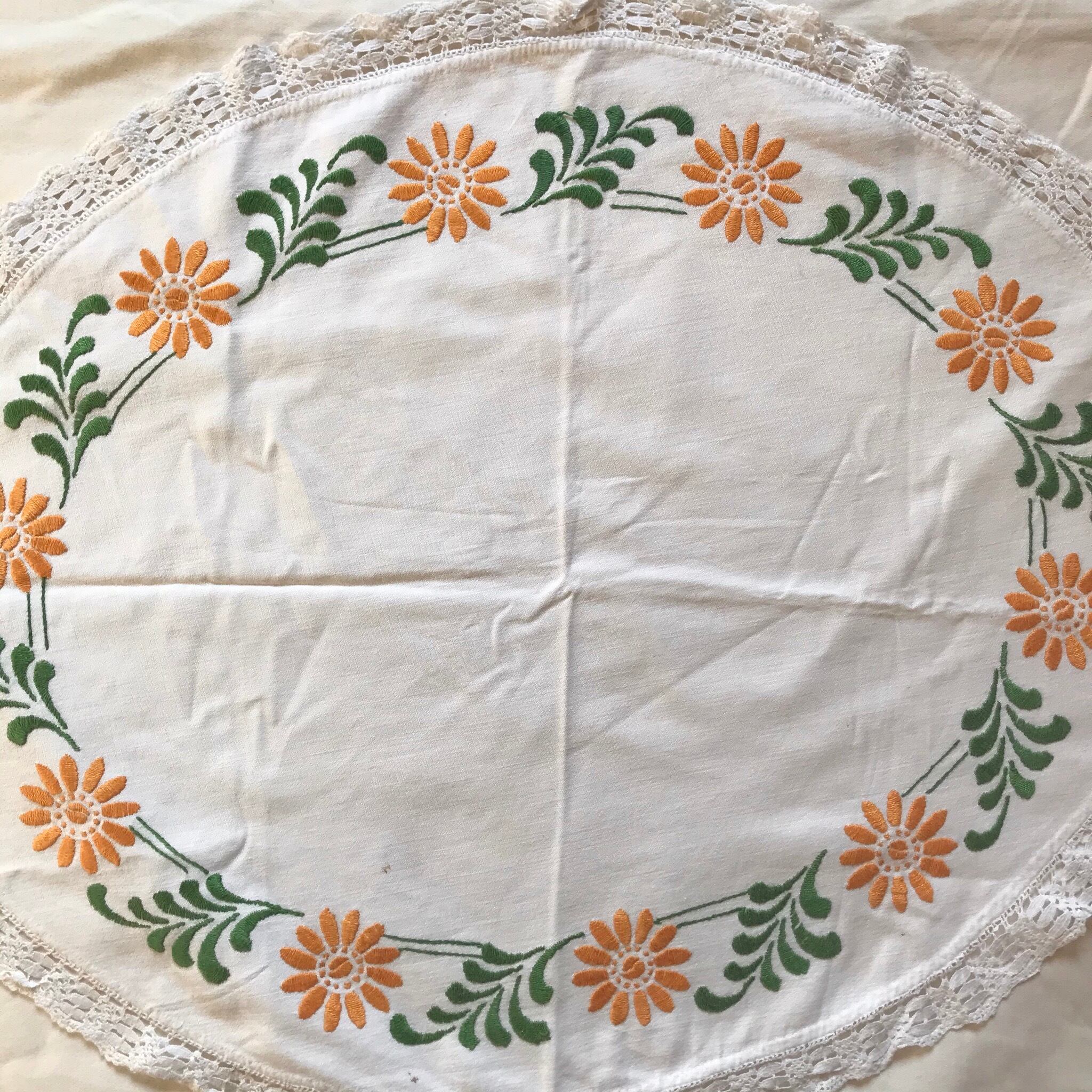 オレンジの花の刺繍布