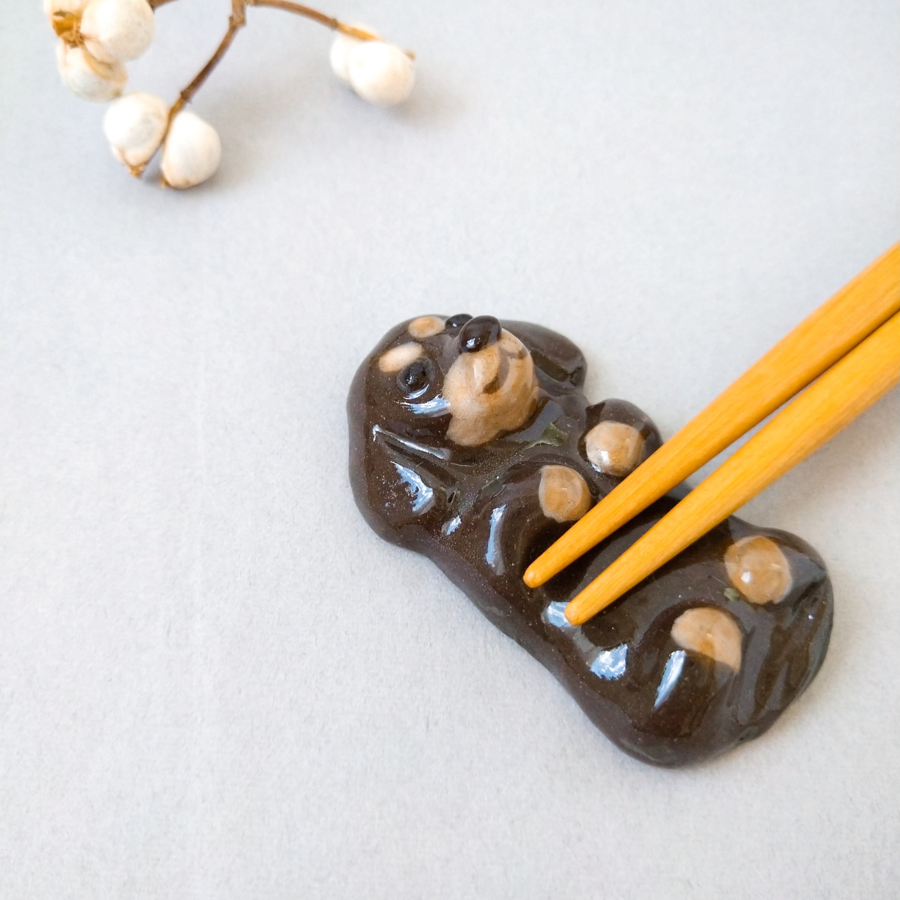 ダックス犬の箸置き（チョコタン）仰向け | 陶器のことり
