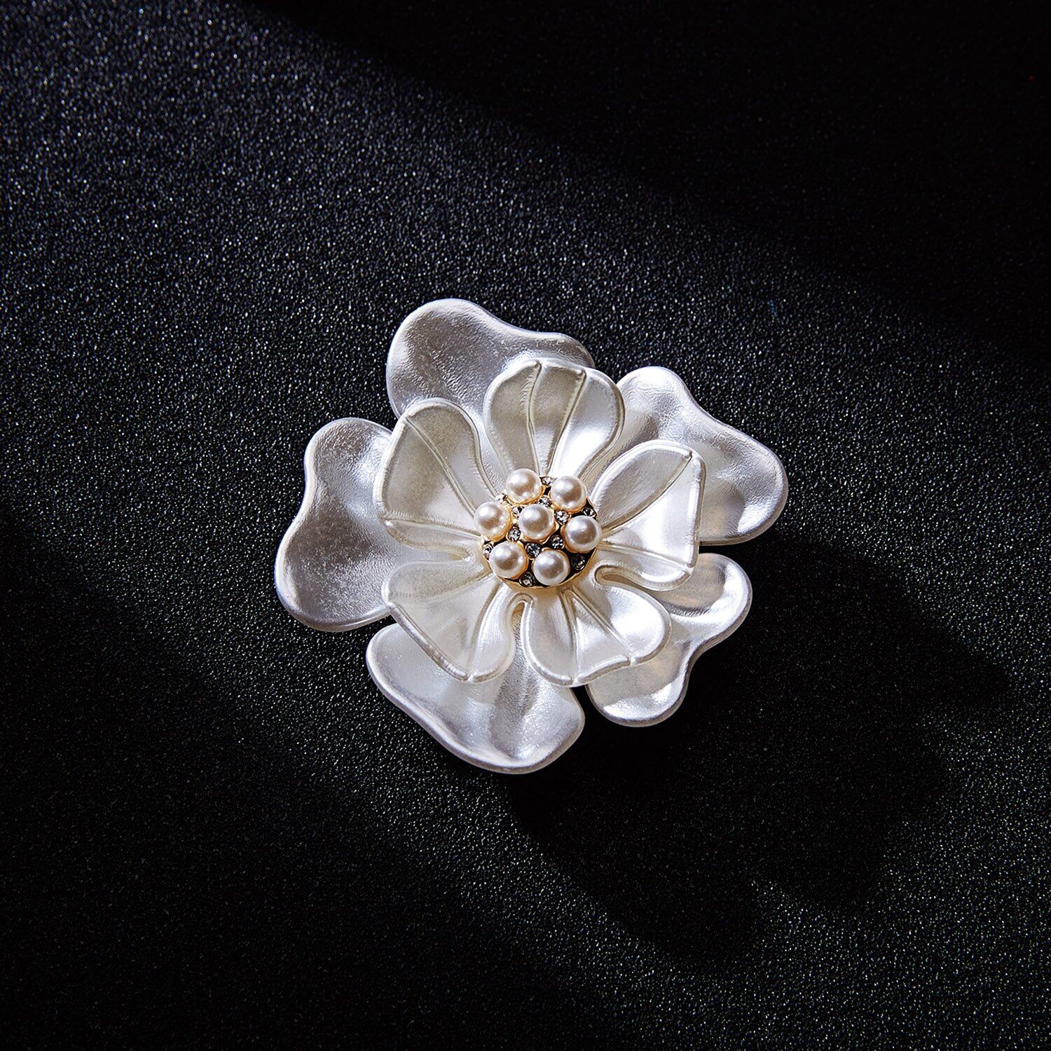 送料無料 椿の花のブローチピン植物ブローチ女性ドレッシング装飾