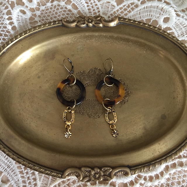 べっ甲とホースシューのピアス