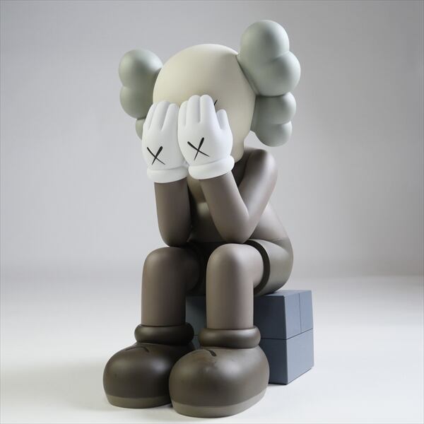 おもちゃ/ぬいぐるみKAWS PASSING THROUGH GREY 灰 フィギュア カウズ 新品