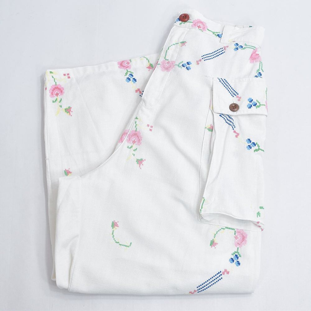 Remakeリメイク 再構築 パッチワーク&フラワー刺繍 デザイン ワイドシルエット コットン リネン カーゴパンツ バギー ホワイト古着 裏地付き レディースW72~86cm