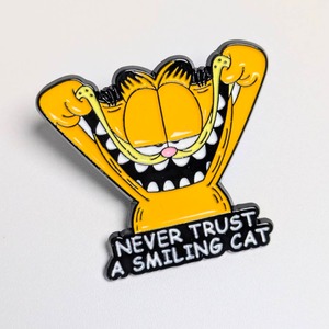 送料無料！ ★ピンズ PINS★ピンバッジ 【 Garfield (ガーフィールド) 】 “ NEVER TRUST A SMILING CAT ”〚アメリカン雑貨 アメトイ〛