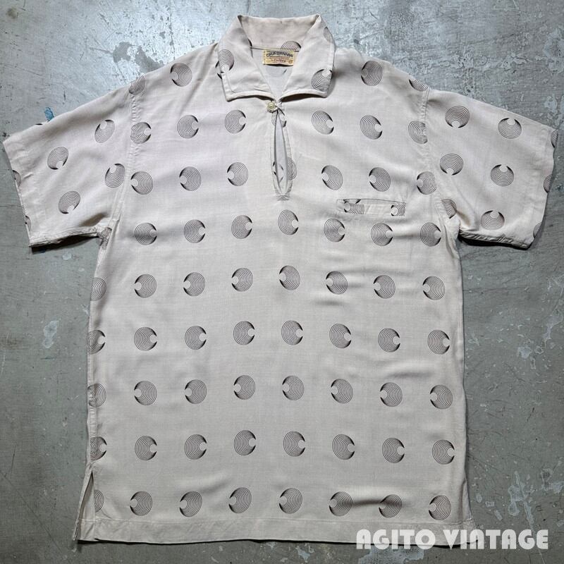 60's CALIFORNIAN SPORTSWEAR by Cortley レーヨンスキッパーシャツ イタリアンカラー スピログラフパターン Mサイズ ベージュ 希少 ヴィンテージ BA-2807 RM3228H