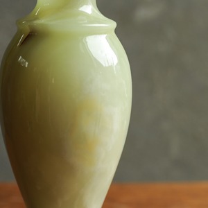 大理石出できた、美しく上品なフラワーベース