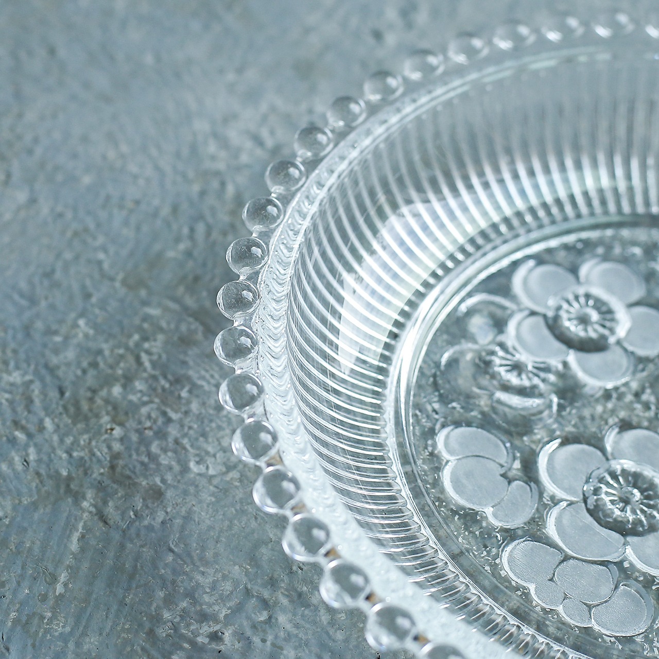 雫の冠が美しい、ガラスの器