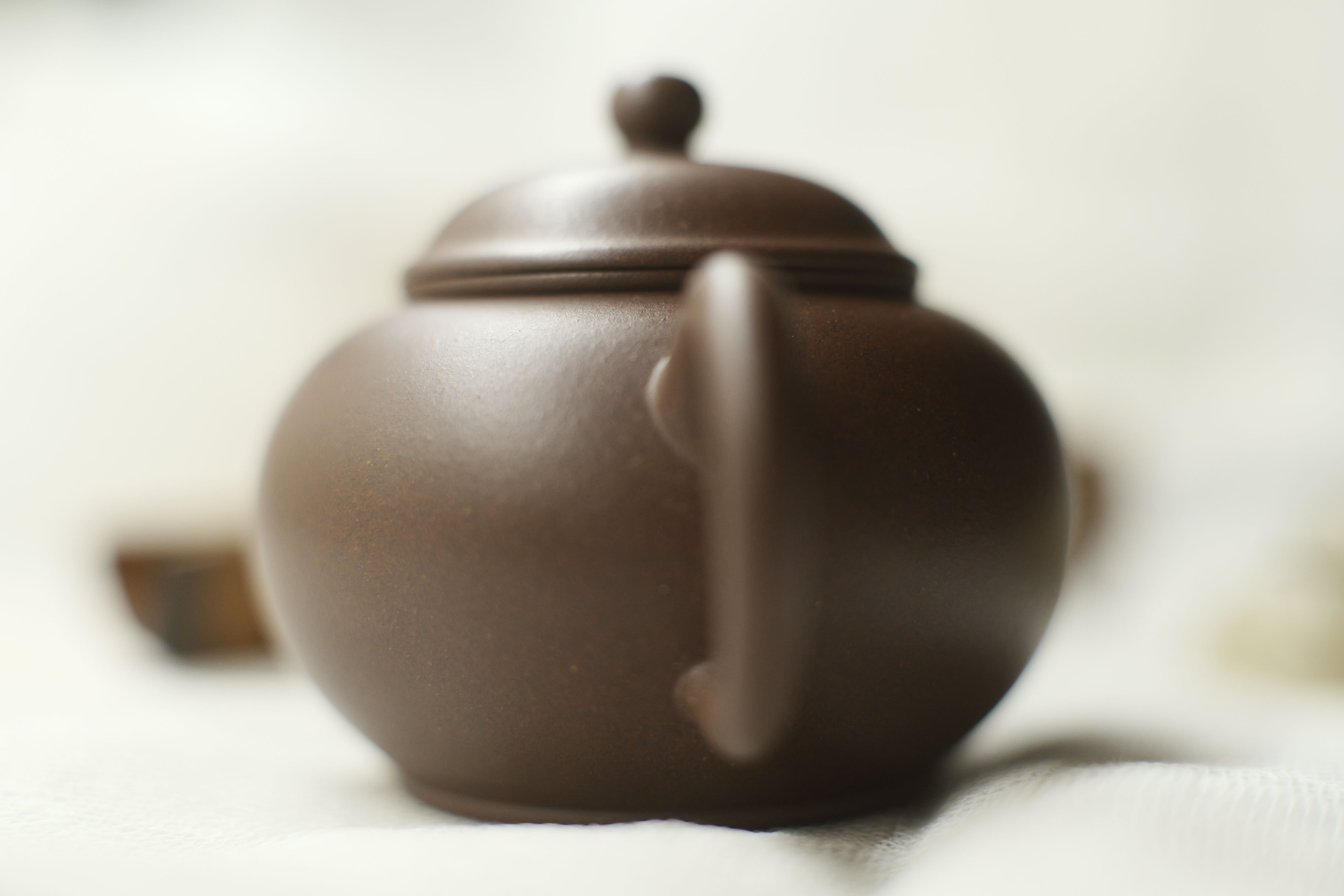 宜興紫砂壺 「薄胎水平壺」・黒星土（紫泥） | 北白川糕糰店