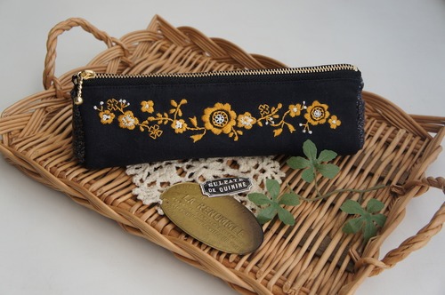 刺繍の三角ペンケース（マスタード)