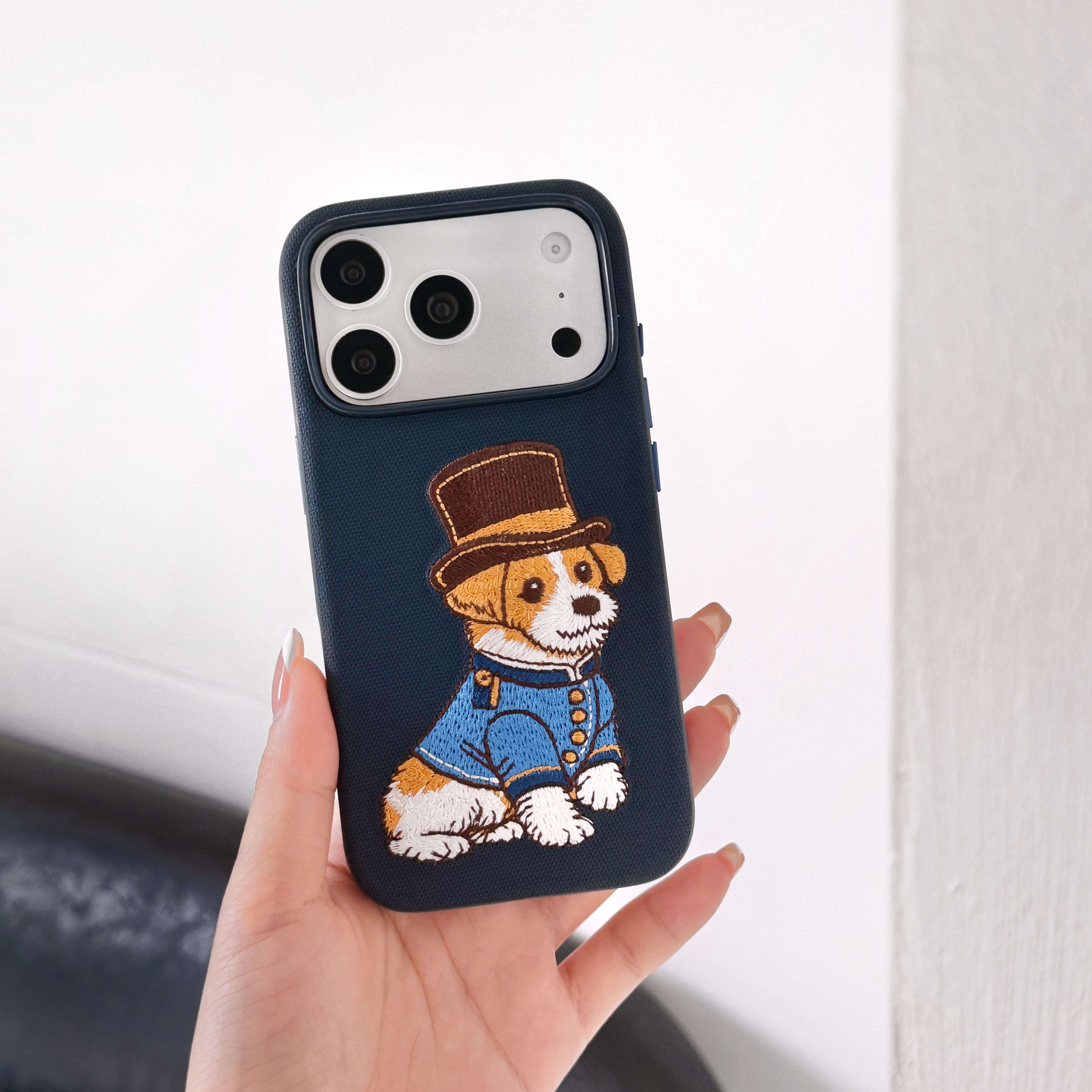 ワンちゃん 刺繍 iPhone 18 17 16 15 ケース ファブリック 耐衝撃