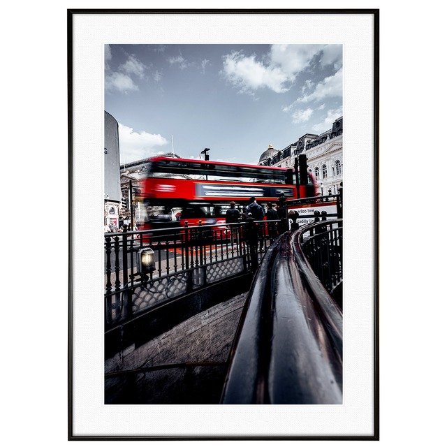 イギリス写真 ロンドンを走る２階建てバスとメルセデス・ベンツ インテリアアートポスター額装 AS2608