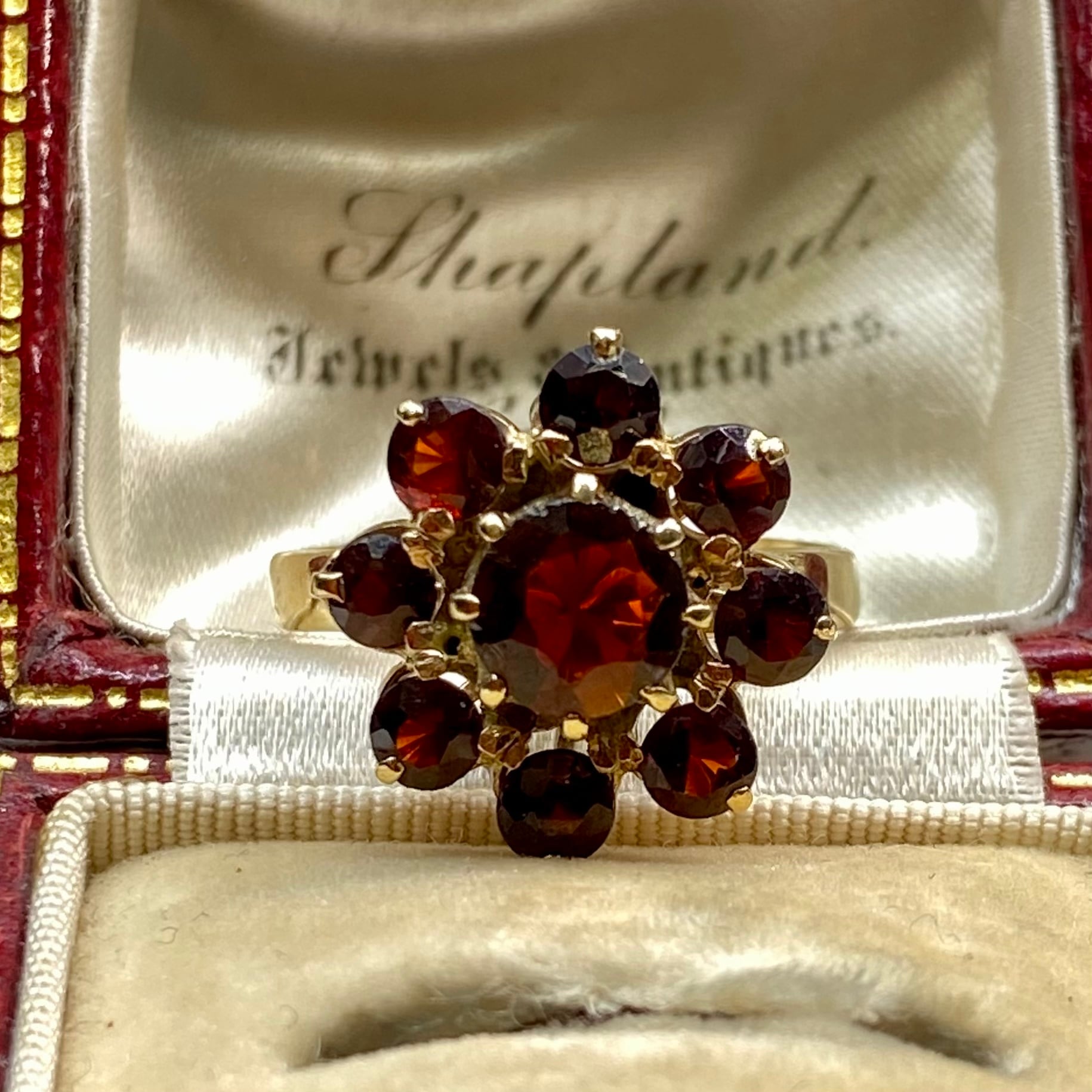 イギリス ヴィンテージリング 1978 年 大きめガーネットのフラワー