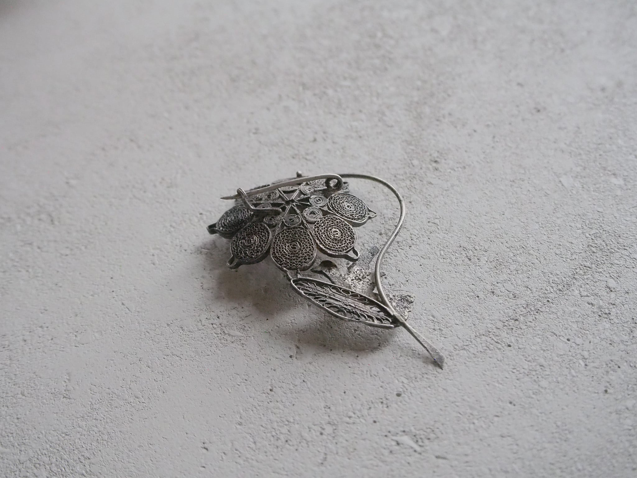鳥ブローチ アンティーク 鳥と花のシルバーブローチ