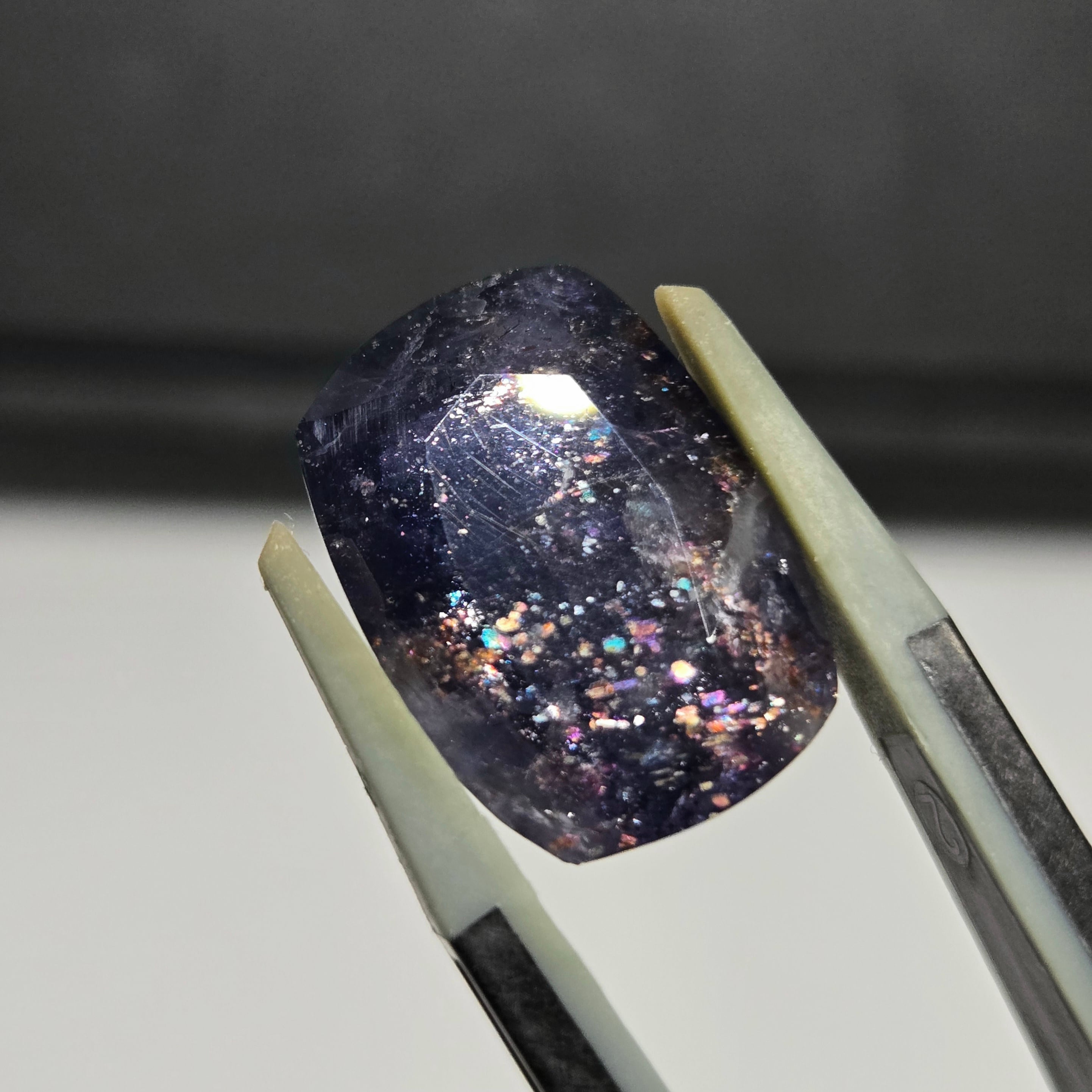 天然コーディエライト アイオライト・サンストーン 8.591ct 15.4×11.9