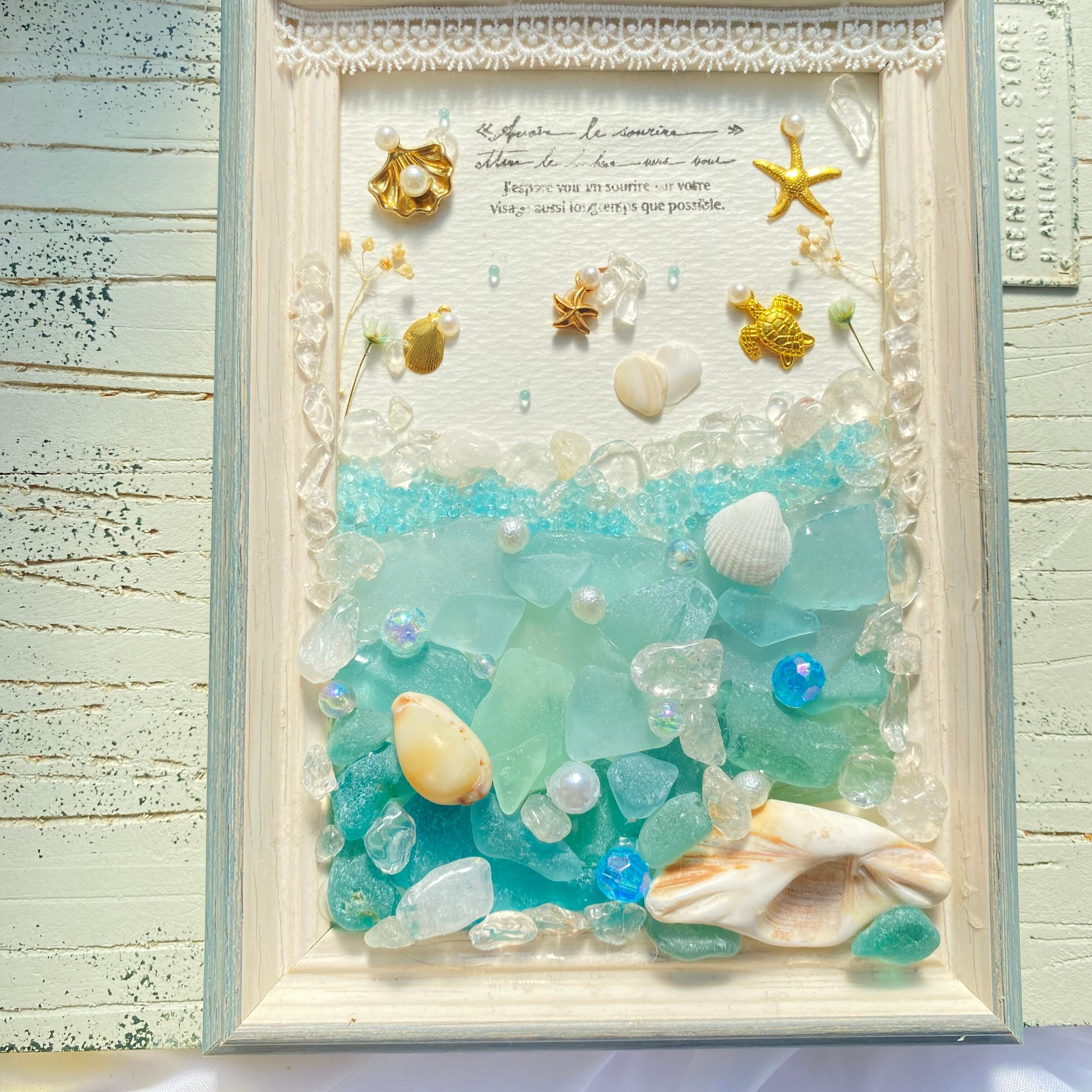 "きらきら青く光る夏の海。"