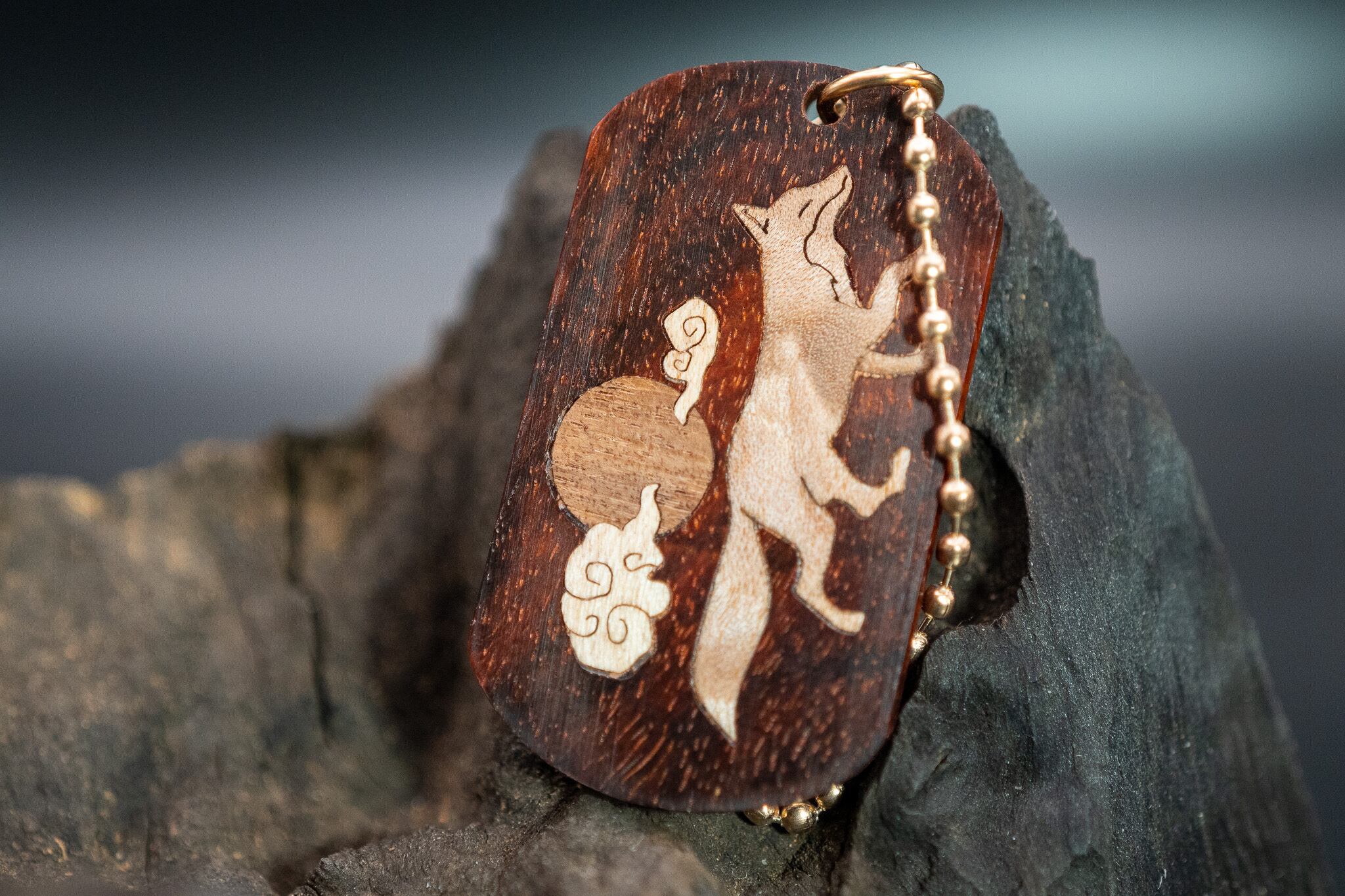 【 深紅の銘木 】老紅木 ドッグタグ 象嵌 十五夜きつね