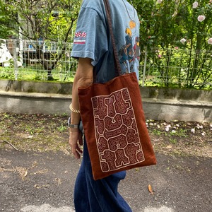Bag45 縦型柔らか刺繍ショルダー赤茶　シピボ族の手刺繍